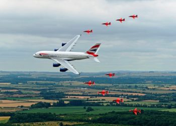 Red Arrows ve British Airways’in kol uçuşu