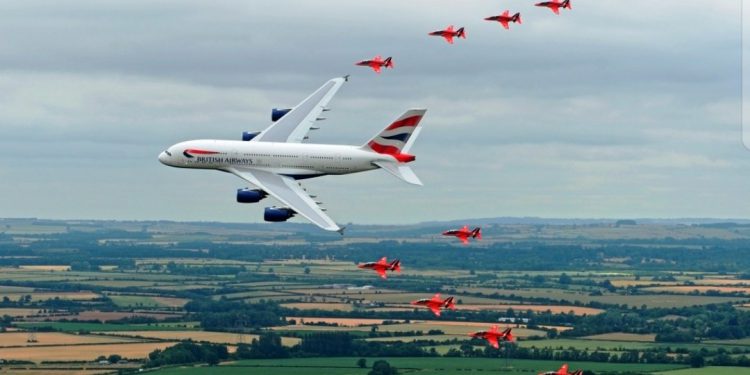 Red Arrows ve British Airways’in kol uçuşu