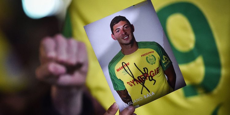 Kayıp uçak için su altında arama başlatılıyor