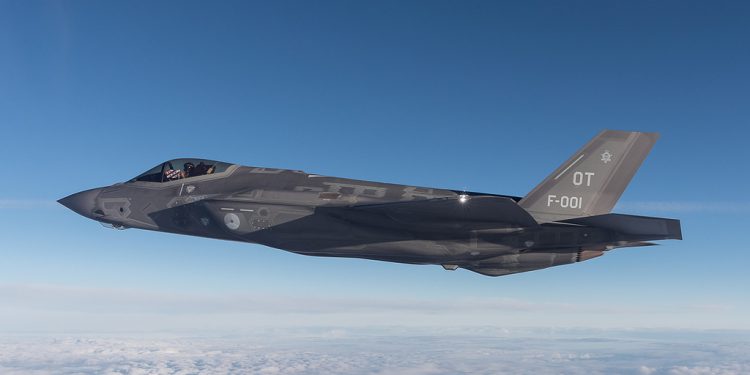 Hollanda ilk F35A savaş uçağını görkemli törenle teslim aldı