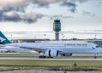 A350’ye kalkış hazırlıkları yapılırken asfalt çöktü