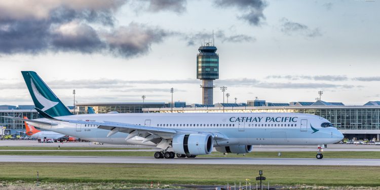 A350’ye kalkış hazırlıkları yapılırken asfalt çöktü