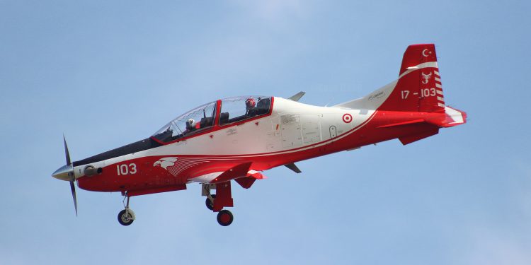 Türk eğitim uçağı Hürkuş-B Çiğli’de uçmaya başladı