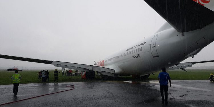 Lion Air uçağı şiddetli yağış nedeniyle pitten çıktı