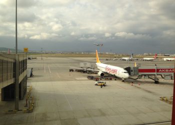 Uçağa geç kalan yolcu personeli ısırdı!