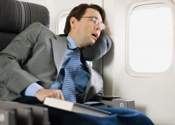 Uçakta iyi uyumak için neler yapmalıyız?