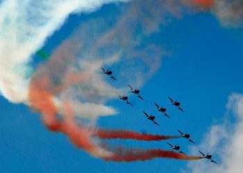 Hindistan’da akrobasi uçakları havada çarpıştı