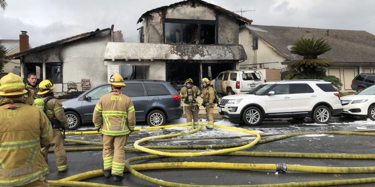 ABD’de küçük uçak evin üzerine düştü: 5 ölü, 2 yaralı
