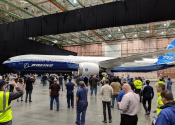 Boeing 777-9 fabrikadan sessiz çıktı