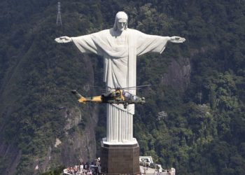 ATAK, Brezilyada Kurtarıcı İsa Heykeli’nin etrafından uçtu