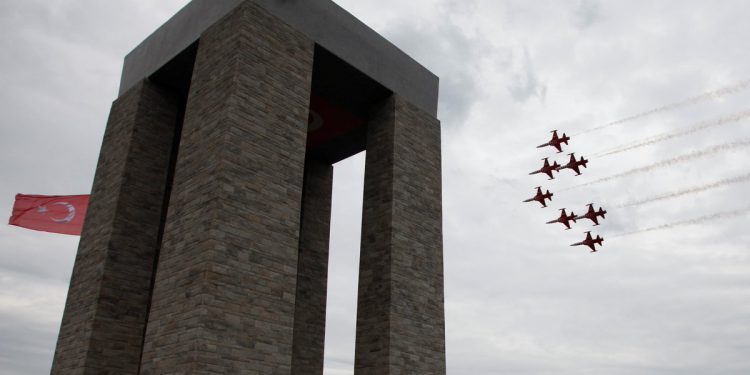 Türk Yıldızları Çanakkale şehitlerini selamladı!