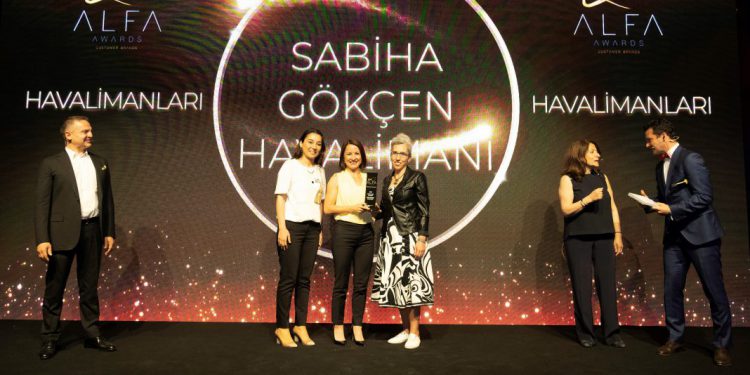 Sabiha Gökçen’e yolculardan ödül