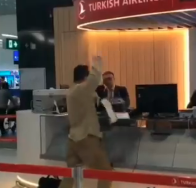 İstanbul Havalimanı’nda yolcu THY personeline saldırdı