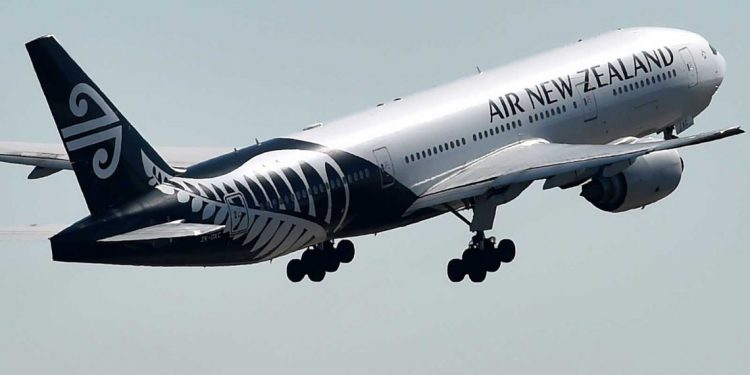 Güvenlik talimatlarını dinlemeyen kadın yolcu uçaktan atıldı