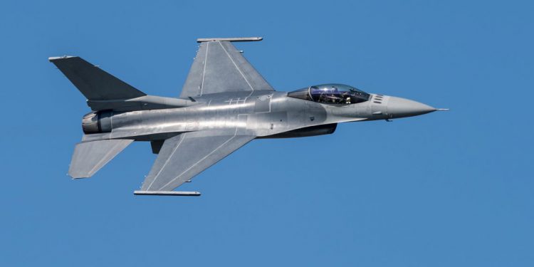 ABD’de F-16 düştü, pilot kurtuldu