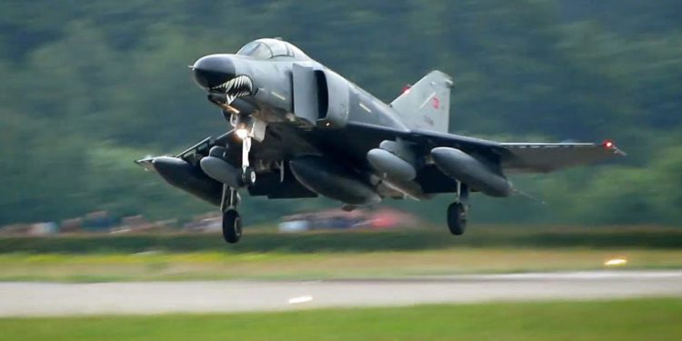 F-4 savaş uçağı kaza yaptı, 2 pilot kurtuldu