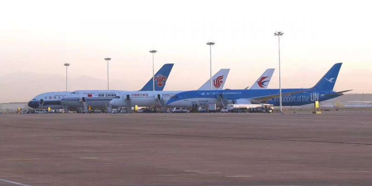 Pekin Daxing 4 uçakla test edildi