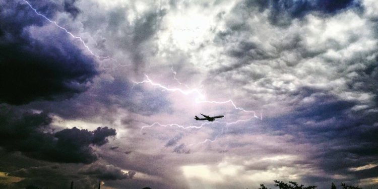 Uçaklara yıldırım çarparsa ne olur?
