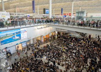 Protestolar havalimanına sıçradı!