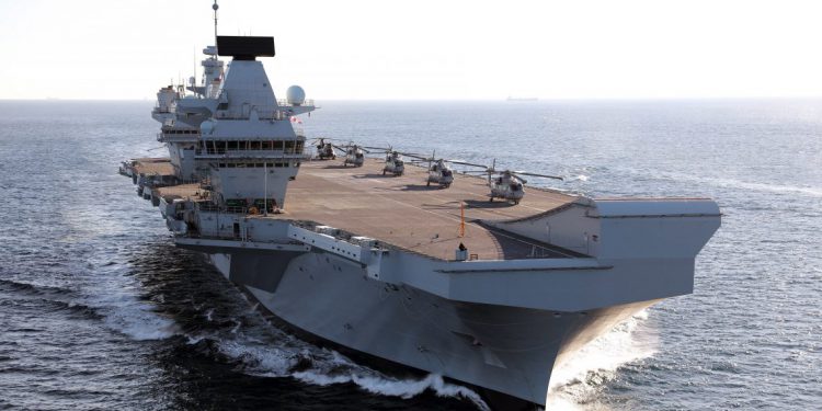 İngiliz uçak gemisi sızıntı nedeniyle limana çekildi