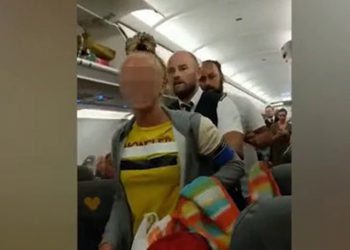 Dalaman uçağında ırkçı saldırı