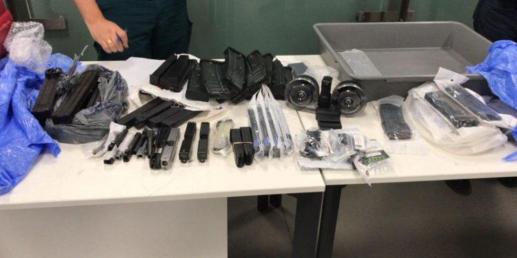 Yolcunun valizinden silah parçaları çıktı