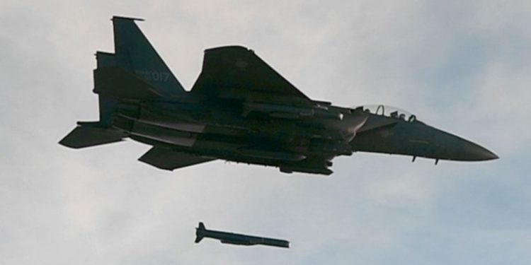 Rus askeri uçağına uyarı ateşi açıldı