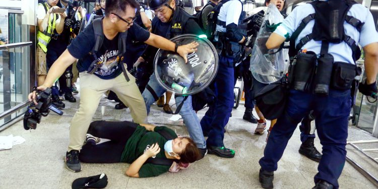 Hong Kong Havalimanı’nda protestoculara müdahele edildi