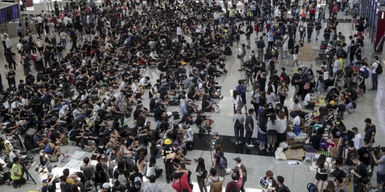 Hong Kong havalimanı kısmen kapatıldı