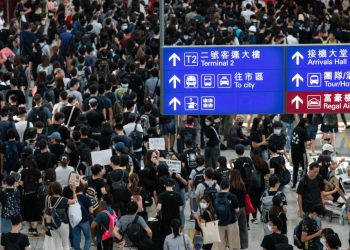 Hong Kong Havalimanı’ndaki protesto yasağı uzadı