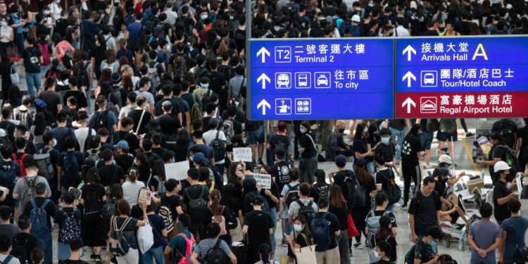 Hong Kong Havalimanı’ndaki protesto yasağı uzadı