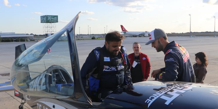 Ali Taha Koç, Red Bull akrobasi ekibiyle uçtu