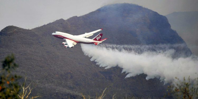 En büyük yangın söndürme uçağı: B747-400