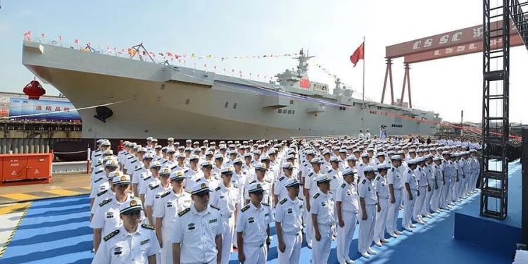 Çin ilk helikopter gemisini suya indirdi