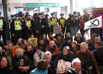 Londra Havalimanı’nda iklim değişikliği protestoları başladı