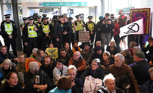 Londra Havalimanı’nda iklim değişikliği protestoları başladı
