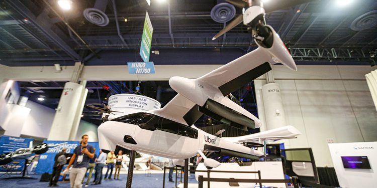 İş jeti fuarında hangi uçan arabalar sergileniyor?