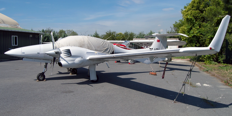 Çift motorlu uçak icradan yarı fiyatına satılacak