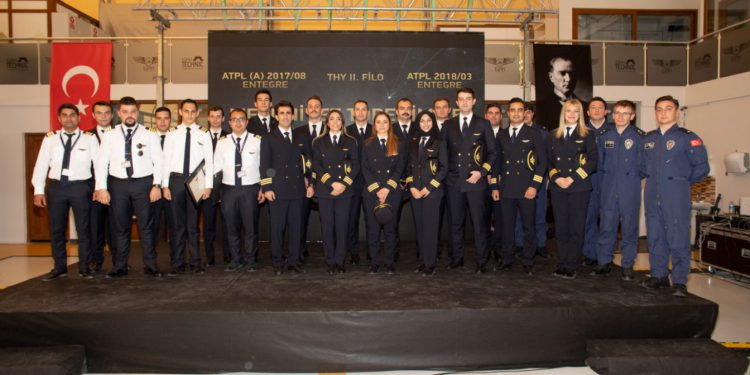 Er-Ah’tan mezun olan Emniyet ve THY pilotları brövelerini taktı