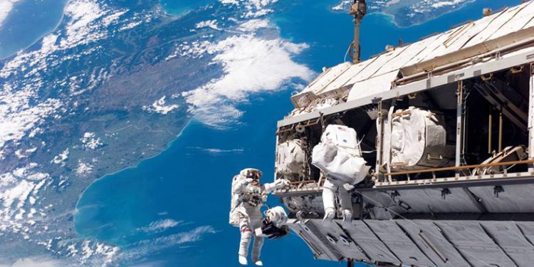 İki kadın astronot tarihi uzay yürüyüşünü gerçekleştirdi