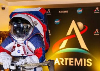 NASA yeni nesil uzay giysilerini tanıttı