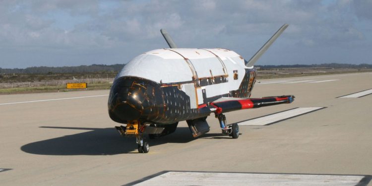 Rekortmen insansız uzay aracı Dünya’ya döndü