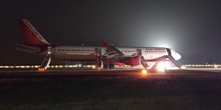 Motordaki yangın uçakta panik yarattı