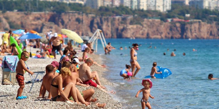 Rus turist Antalya’ya akın etti