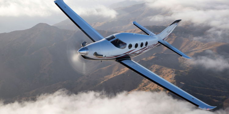 Tek motorlu Epic E1000 uçuş sertifikasını aldı