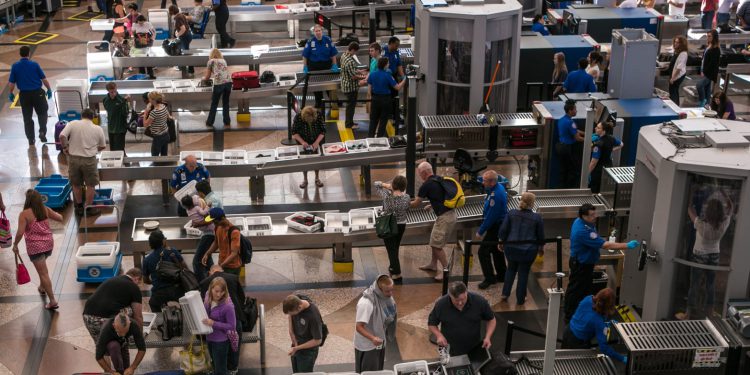 Havalimanı güvenliğinden hızlı geçmenin 6 yolu