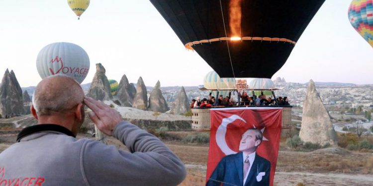 Kapadokya’da balonlar Atatürk afişleri ve bayraklarla uçtu
