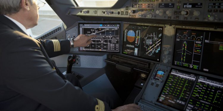 Yolcu uçaklarının kokpiti artık dokunmatik olacak
