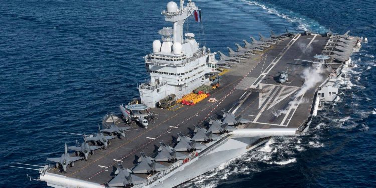 Uçak gemileri gözden çıkarmak için çok mu büyük?