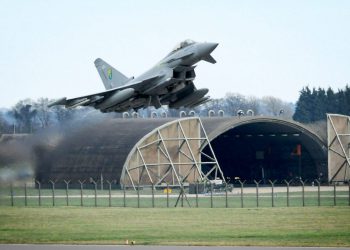 Acil havalanan savaş uçağı İngilizleri korkuttu